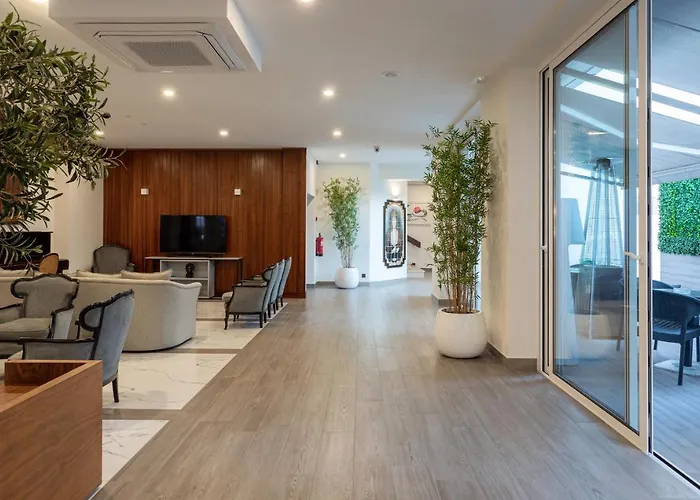 Afonso V & מלון 3*