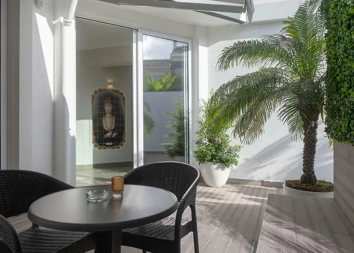 Afonso V & מלון אבאירו