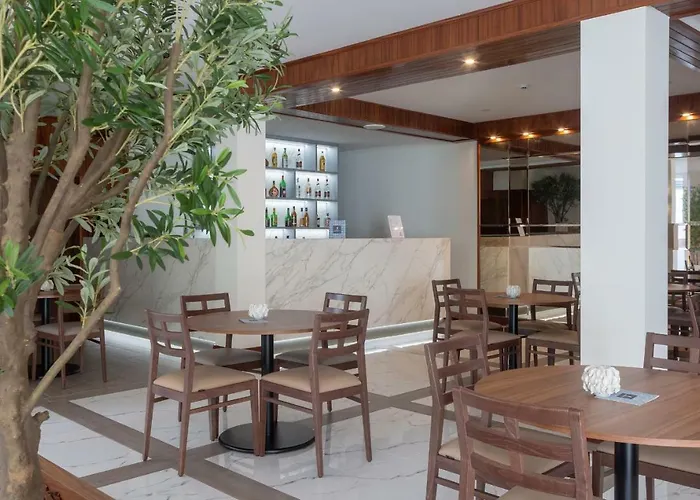 Afonso V & Hotell 3*